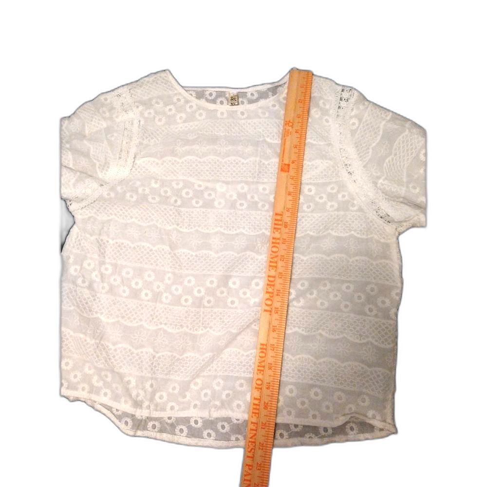 White lacy lace flowing floral blouse short sleeves - Picture 6 of 8